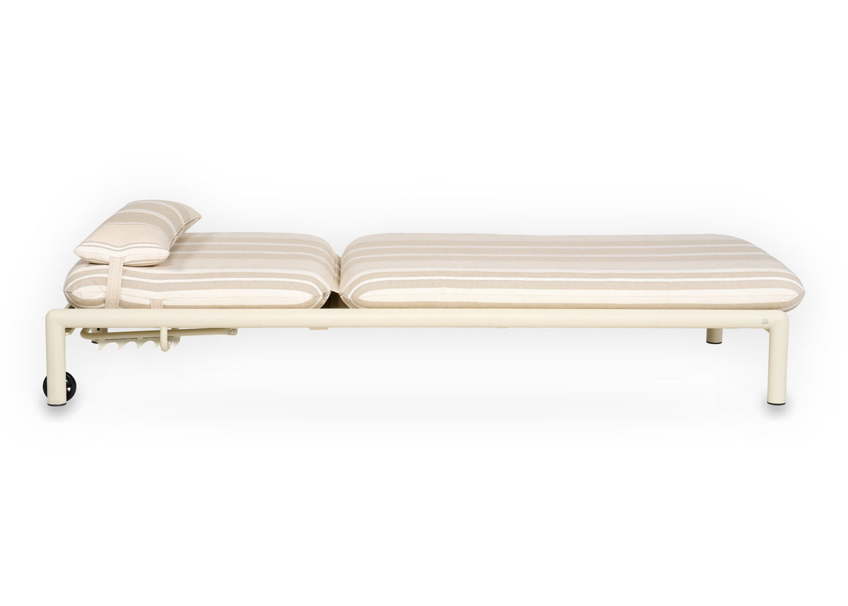 Apple Bee Amalfi ligbed Oyster zonder armleuningen, zijaanzicht rugleuning plat, verstelbaar aluminium ligbed met Stripes kussen