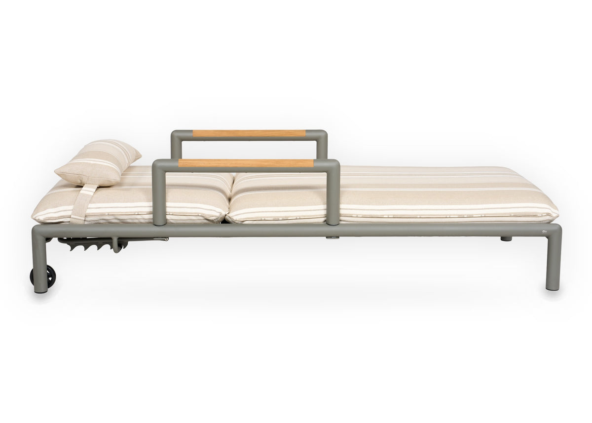Apple Bee Amalfi ligbed Taupe met armleuningen, zijaanzicht rugleuning plat, verstelbaar aluminium ligbed met Stripes kussen