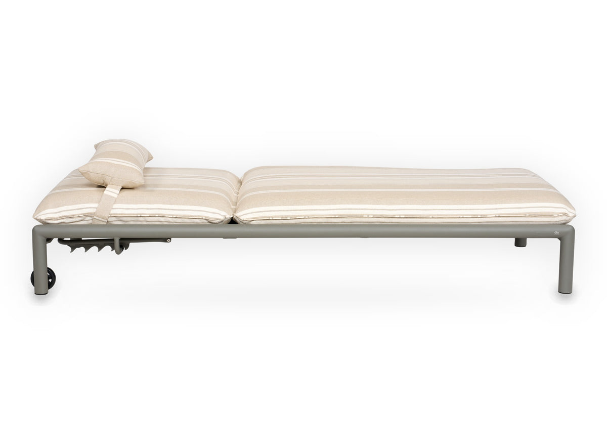 Apple Bee Amalfi ligbed Taupe zonder armleuningen, zijaanzicht rugleuning plat, verstelbaar aluminium ligbed met Stripes kussen