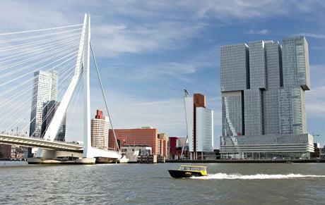 Moderne tuinmeubelen showroom in Rotterdam met loungeset en parasols