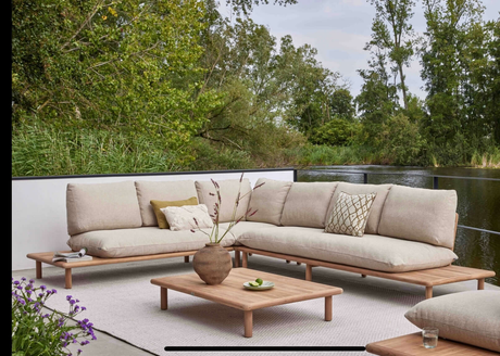 Loungeset hout voor in de tuin