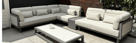 Lounge hoekbank voor buiten met comfortabele kussens en een elegante tafel, perfect voor je tuin.