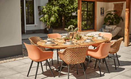Ovalen tuintafel met gezellige stoelen en een prachtig uitzicht op de tuin.