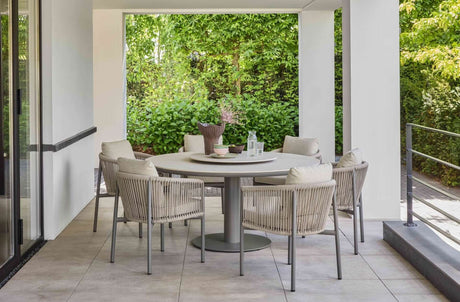 showroommodellen tuinmeubelen in een moderne tuinset met comfortabele stoelen en een elegante tafel