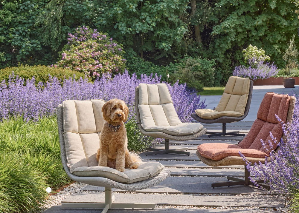 Apple Bee Cebu draaibare loungestoelen op het terras