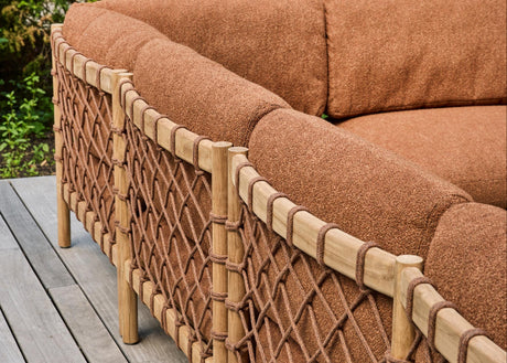 Detail cognac rope vlechtwerk aan de zijkant van Apple Bee Grace lounge teak