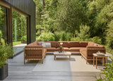 Apple Bee Grace teak loungeset met lounge tuintafel op houten terras sfeerbeeld