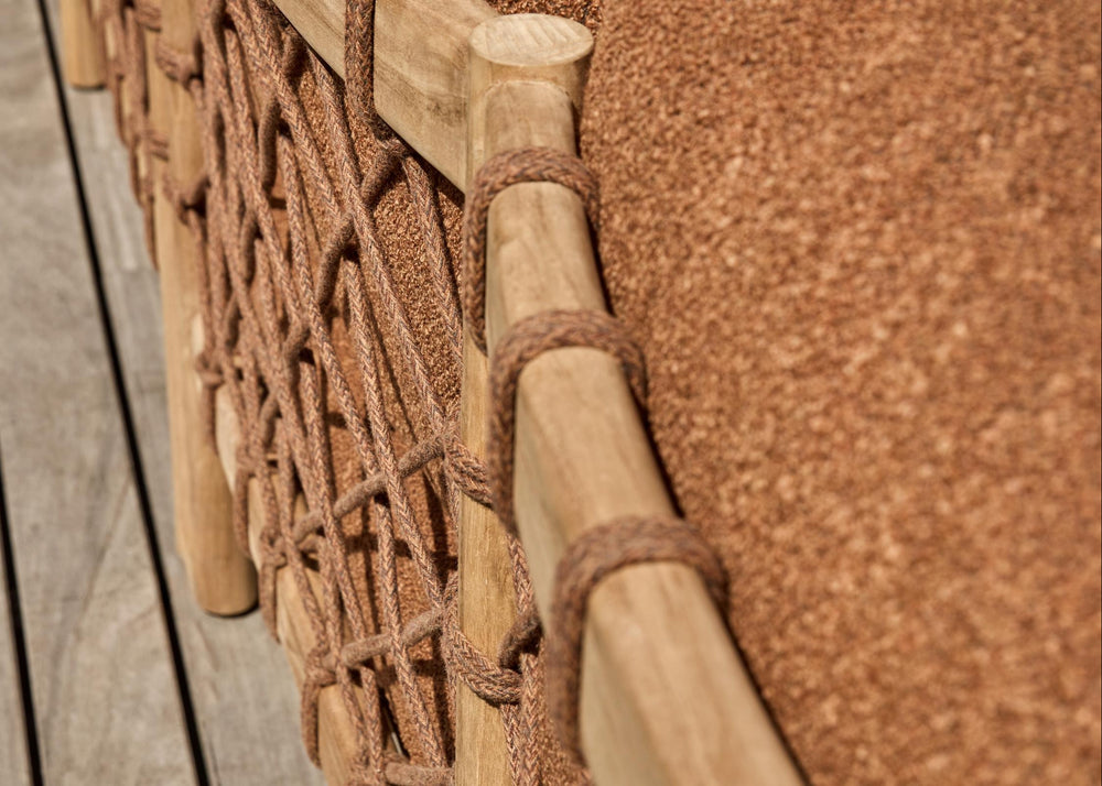 Close-up cognac rope en BEE WETT kussen Apple Bee Grace