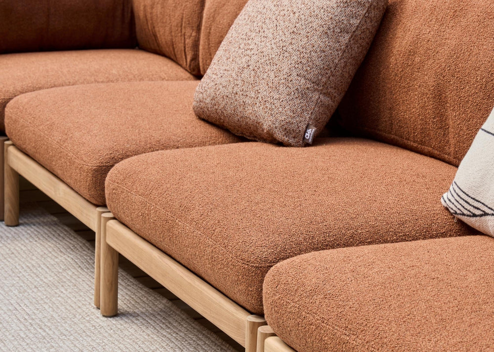 Diepe zit met cognac BEE WETT kussens op teak frame Apple Bee Grace