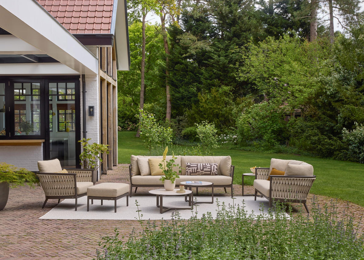 Apple Bee Murni loungeset Bronze aluminium met Sand rope en Cotton Flower BEE WETT® kussens in de tuin