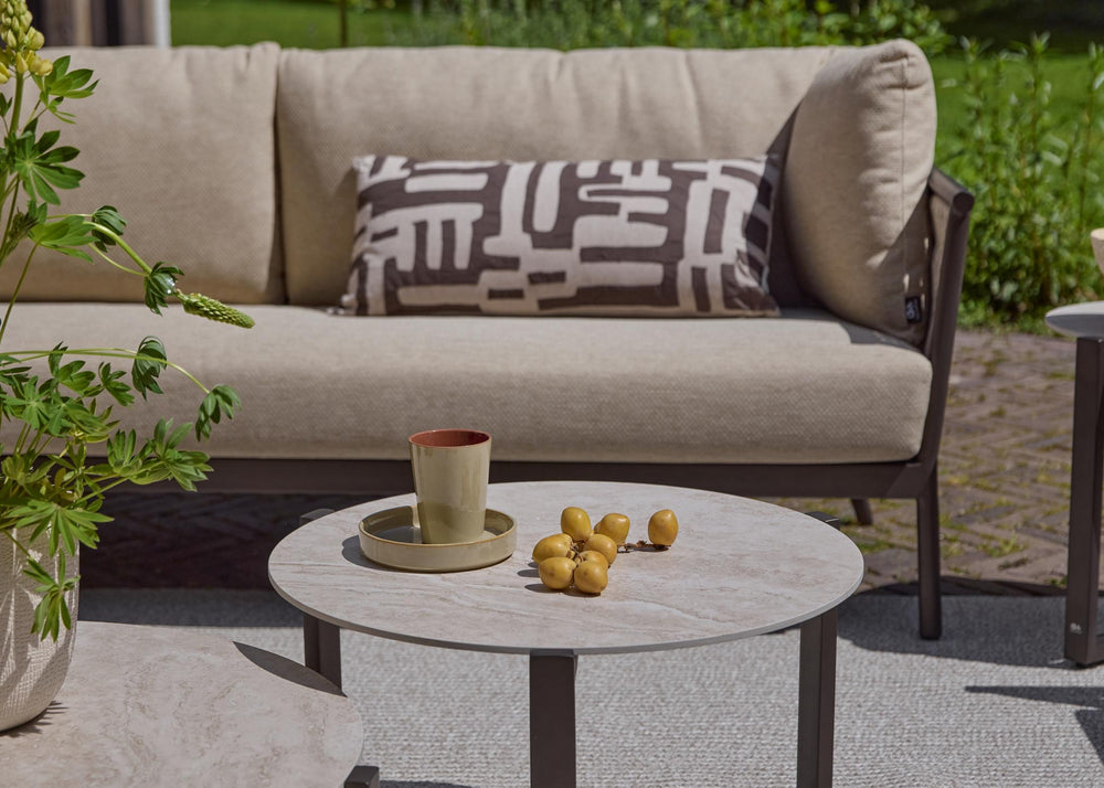 Apple Bee Murni loungebank 217 cm 3-zits Bronze met Sand rope en Cotton Flower kussens, met lounge tuintafel