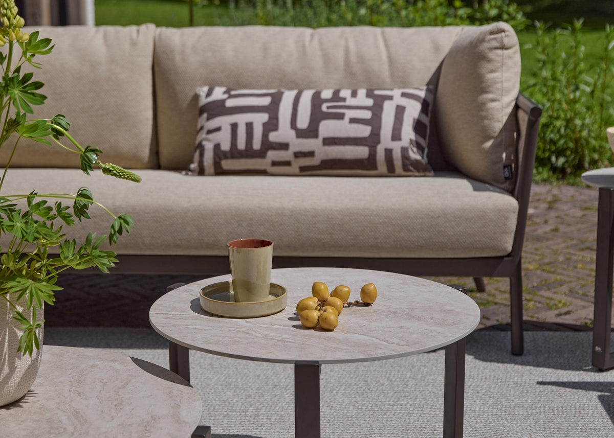 Apple Bee Murni loungebank 217 cm 3-zits Bronze met Sand rope en Cotton Flower kussens, met lounge tuintafel
