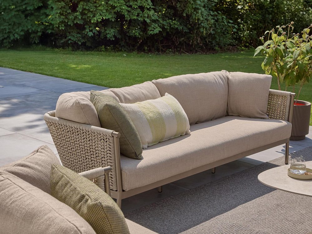 Apple Bee Pulau lounge tuinbank 3-zits en loungestoel Champagne met Sand BEE WETT® kussens op het terras