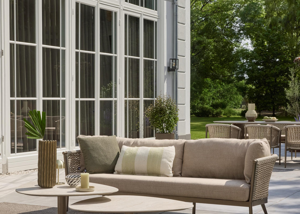 Apple Bee Pulau loungebank 217 cm 3-zits Champagne aluminium met rope & Vongole Biculair® wicker en Sand BEE WETT® kussens, met lounge tuintafels