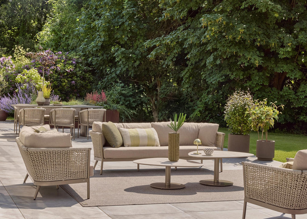 Complete Apple Bee Pulau loungeset Champagne: loungebanken, loungestoel, voetenbank en lounge tuintafels in de tuin