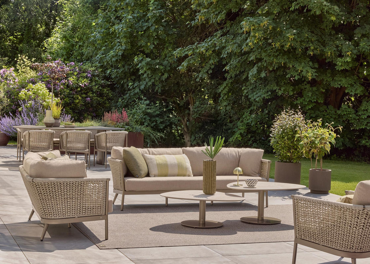 Complete Apple Bee Pulau loungeset Champagne: loungebanken, loungestoel, voetenbank en lounge tuintafels in de tuin