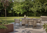 Apple Bee Pulau dining tuinstoelen Champagne rond de tuintafel in een groene tuin