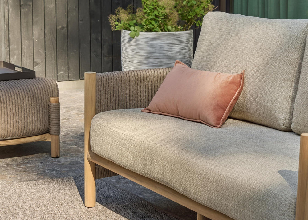Apple Bee Sapporo loungebank 2-zits teak sfeerfoto met Cotton Flower kussens