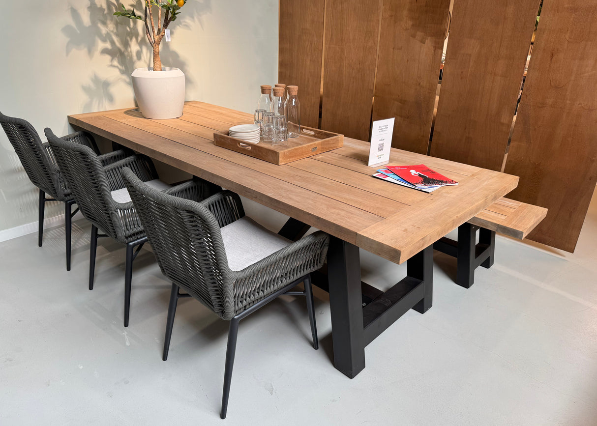 Belito Thijs dining tuintafel 260x100cm showroommodel met kleine schade aan blad