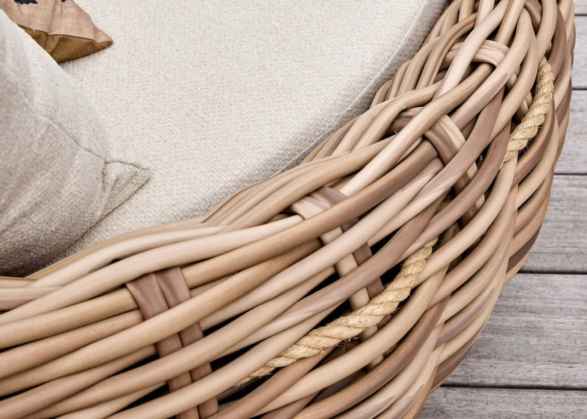 Detail van de Apple Bee Cocoon loungeset met een comfortabele kussen en geweven rand.