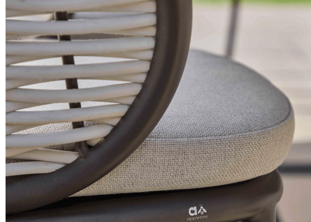 Apple Bee pine key bronze diningstoel detail kussen