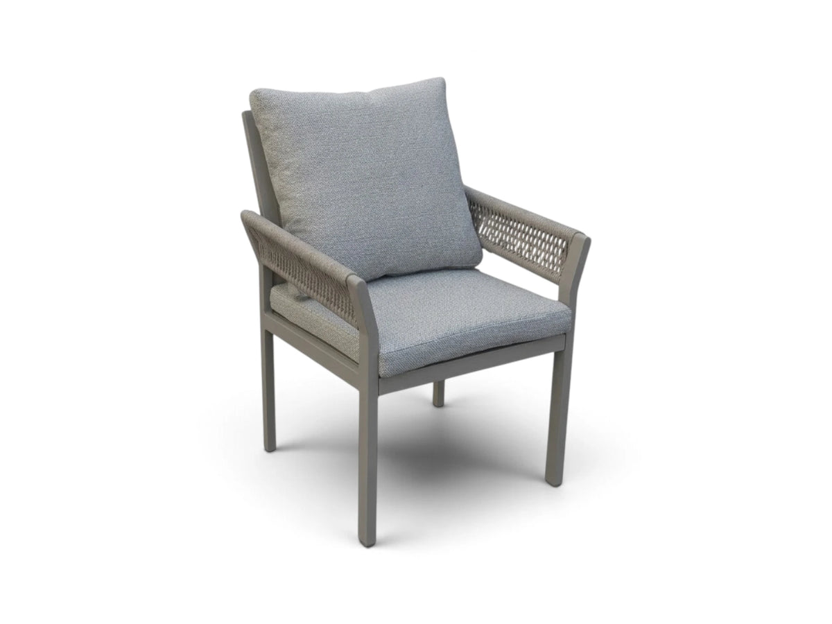 Belito Noor dining stoel met taupe aluminium frame, rope armleuningen en zachtgrijze kussens