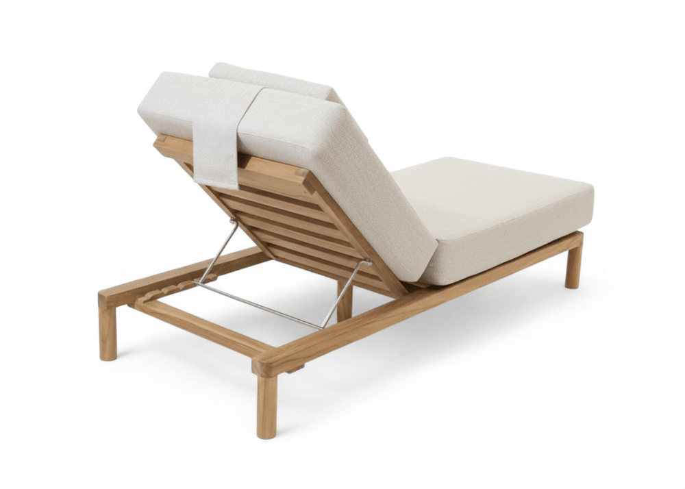 Belito Daan Ligbed - Teakhouten Lounge Ligbed met comfortabele kussen in beige kleur.
