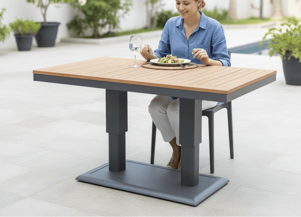 Vrouw geniet van maaltijd aan de Belito Lotte loungeset met verstelbare tafel in antraciet.