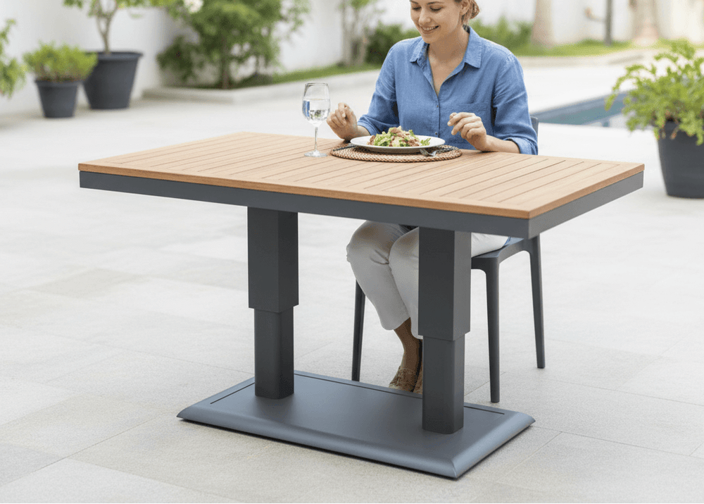 Vrouw geniet van maaltijd aan de Belito Lotte loungeset met verstelbare tafel in antraciet.