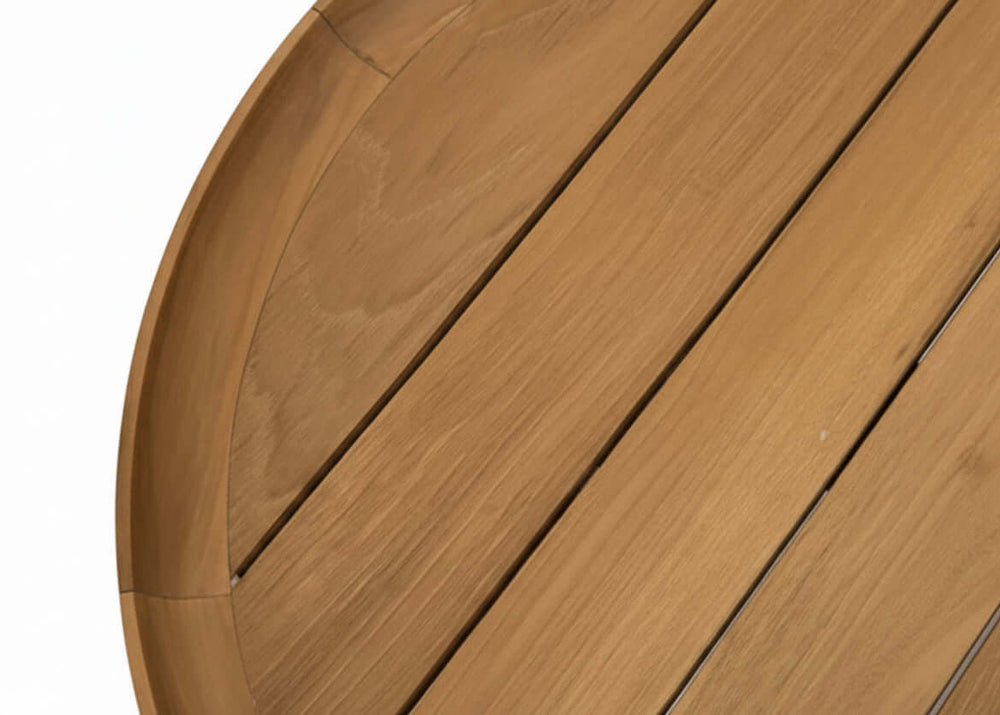 Belito Daan tafel, close-up van teakhouten tafelblad met zichtbare nerf en ronde rand