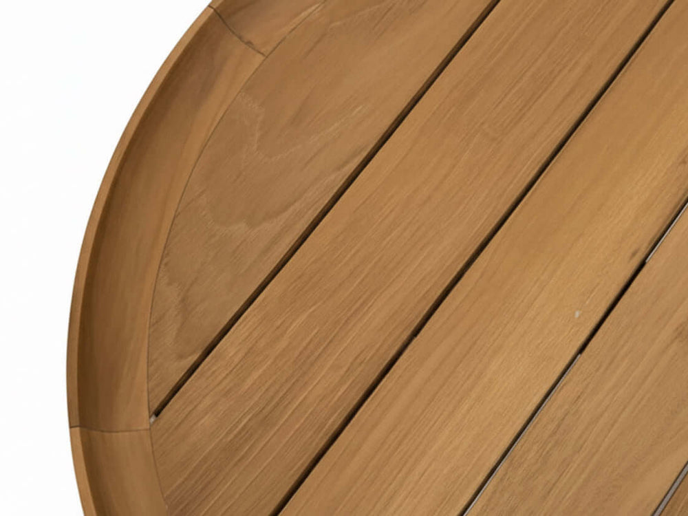 Belito Daan tafel, close-up van teakhouten tafelblad met zichtbare nerf en ronde rand