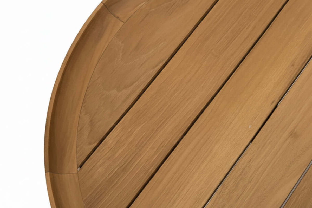 Belito Daan tafel, close-up van teakhouten tafelblad met zichtbare nerf en ronde rand