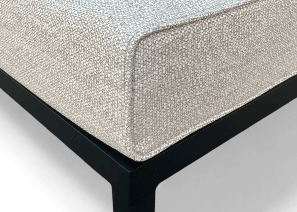 Detail van de Belito Daan Hoek Loungeset Aluminium All-Weather Chaise Longue - Rechts Lang, met een strak kussen en aluminium frame.