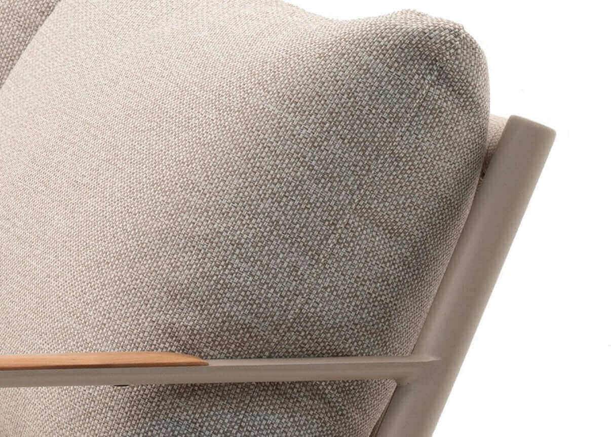 Detail van de Belito Julia Aluminium hoek loungeset met stoel, taupe kussens en houten armleuning voor moderne tuinmeubelen.