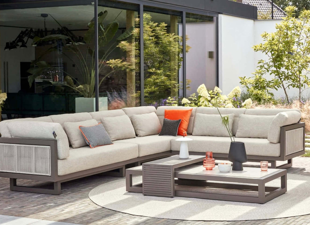 Apple Bee Santorini ROPE Loungeset 6-delig Nr.6 - Rechts Lang in een luxe buitenomgeving met natuurlijke elementen.