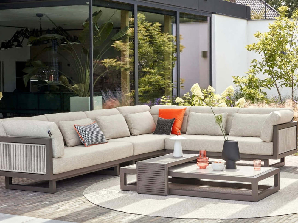 Apple Bee Santorini ROPE Loungeset 6-delig Nr.6 - Rechts Lang in een luxe buitenomgeving met natuurlijke elementen.