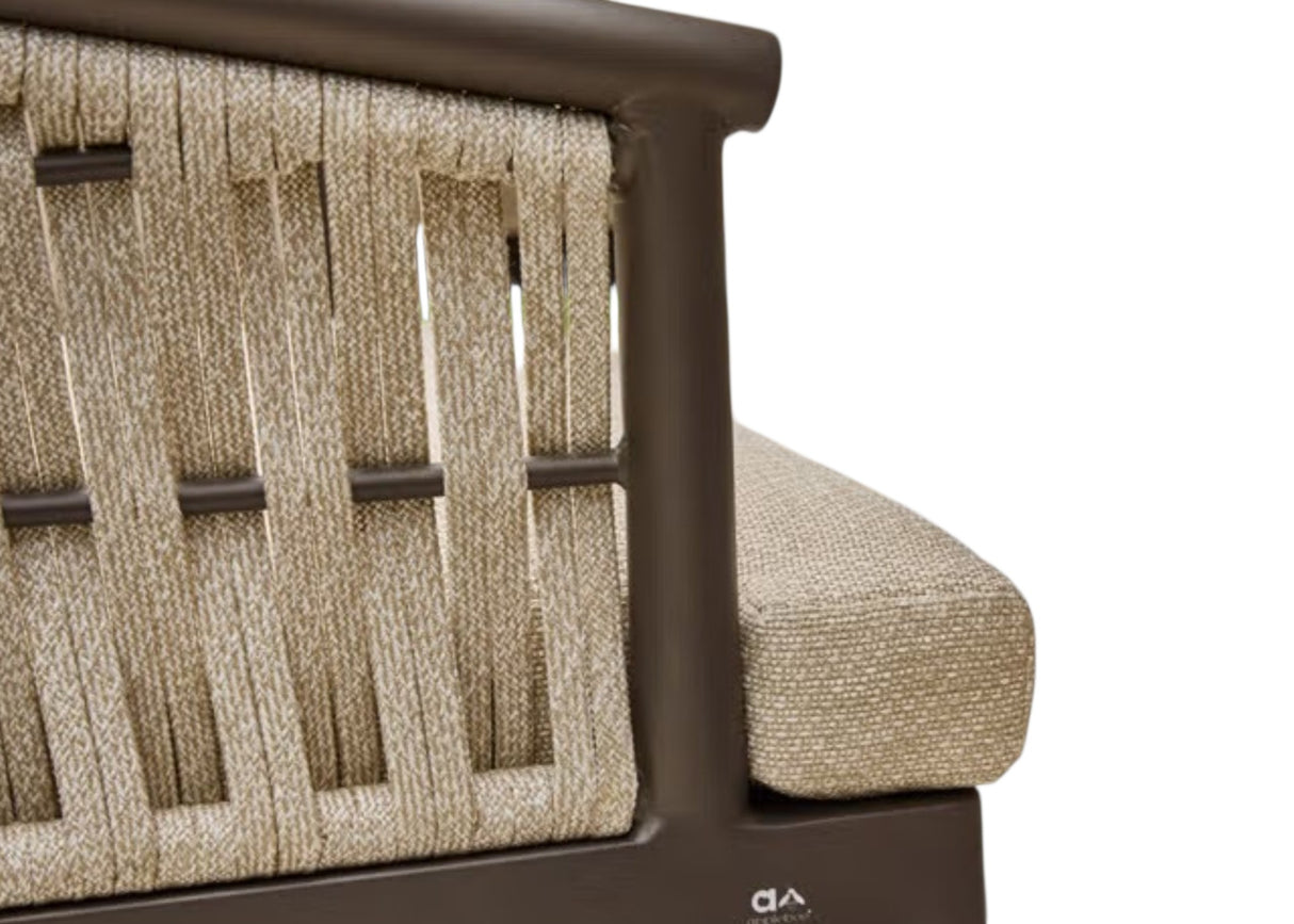 Detail van het bronze aluminium frame en Sand rope vlechtwerk van de Apple Bee Murni dining stoel