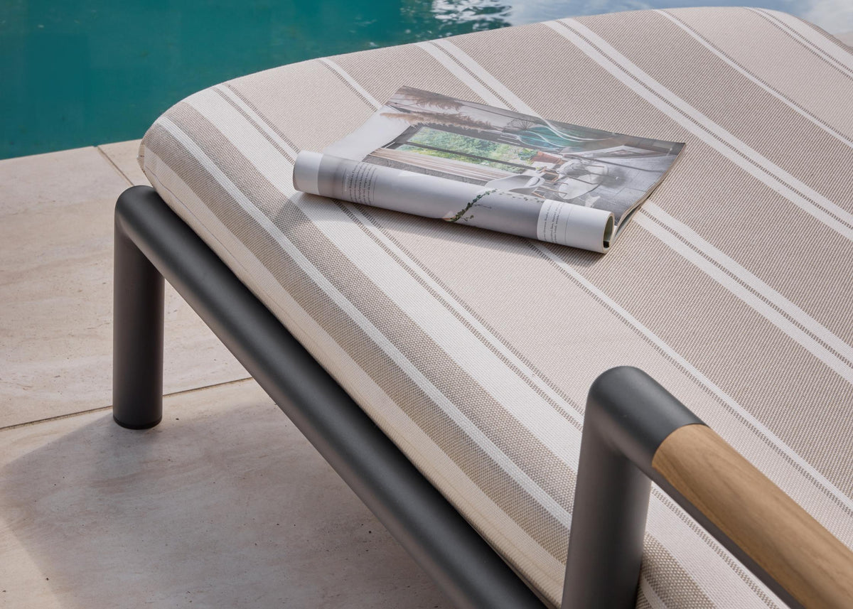 Detail Apple Bee Amalfi armleuning van aluminium en SVLK teak