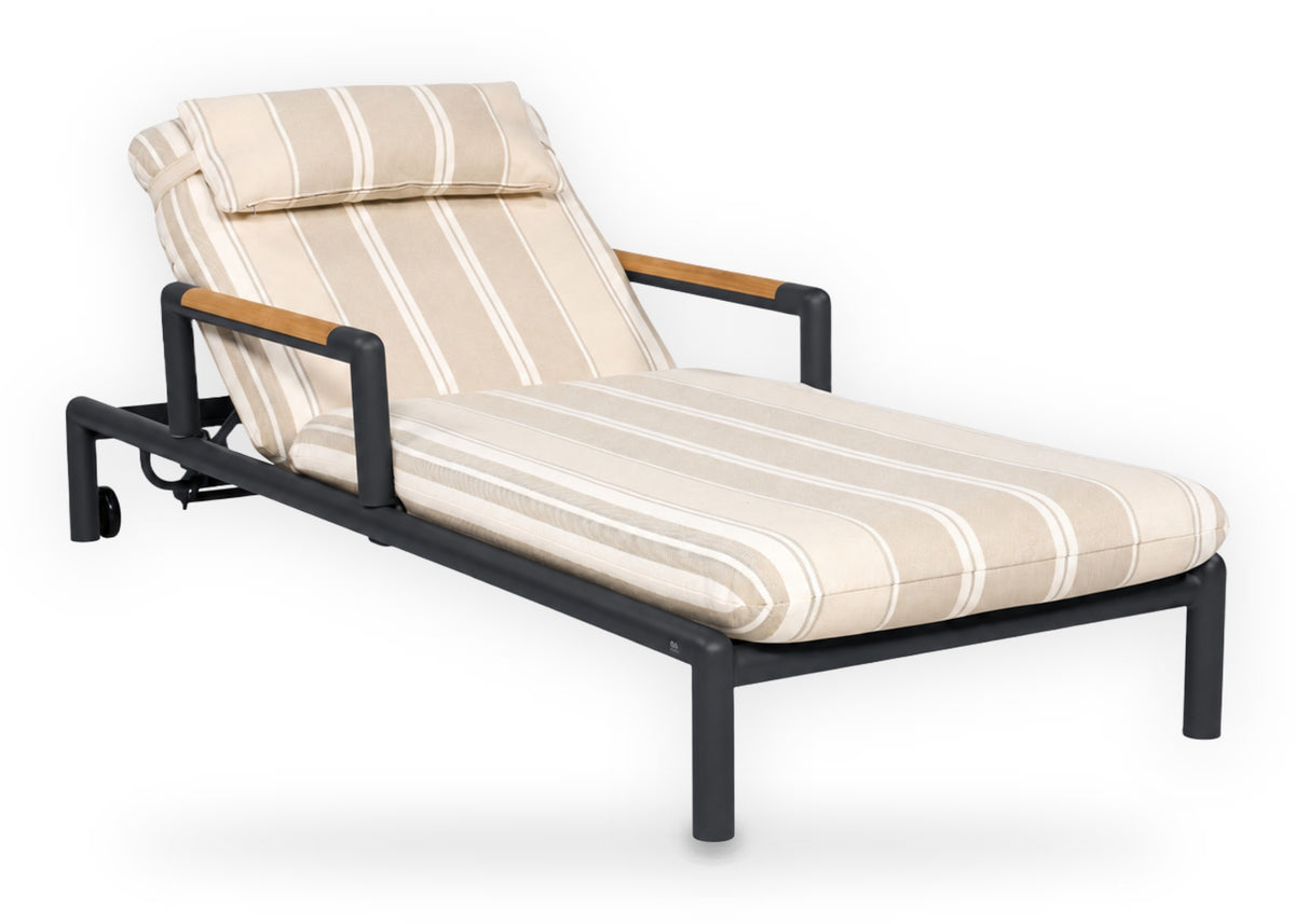 Apple Bee Amalfi ligbed Black met armleuningen, schuin vooraanzicht, verstelbaar aluminium ligbed met Stripes kussen