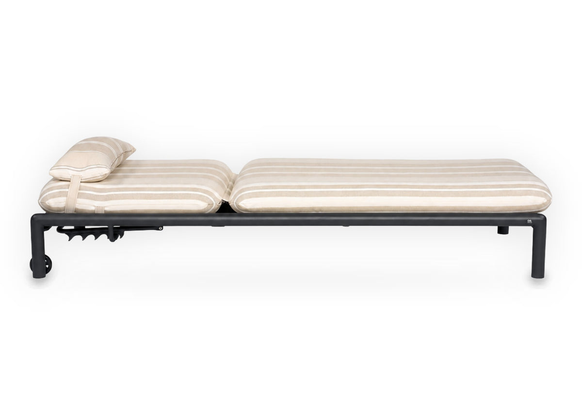 Apple Bee Amalfi ligbed Black zonder armleuningen, zijaanzicht rugleuning plat, verstelbaar aluminium ligbed met Stripes kussen