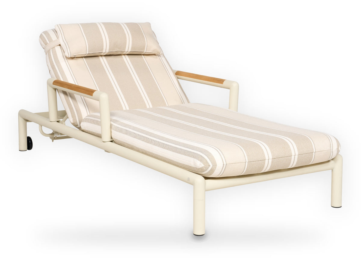 Apple Bee Amalfi ligbed Oyster met armleuningen, schuin vooraanzicht, verstelbaar aluminium ligbed met Stripes kussen