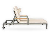 Apple Bee Amalfi ligbed Taupe met armleuningen, zijaanzicht rugleuning rechtop, verstelbaar aluminium ligbed met Stripes kussen