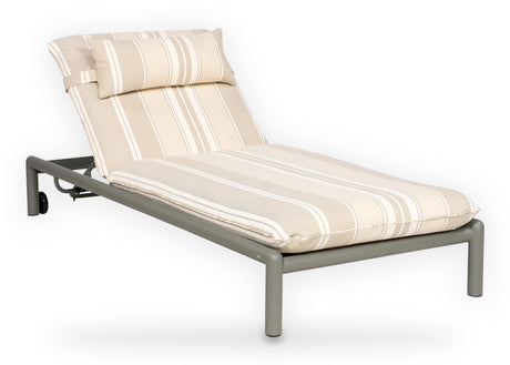 Apple Bee Amalfi ligbed Taupe zonder armleuningen, schuin vooraanzicht, verstelbaar aluminium ligbed met Stripes kussen