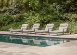 Apple Bee Amalfi ligbedden aluminium met Stripes BEE WETT kussens naast het zwembad