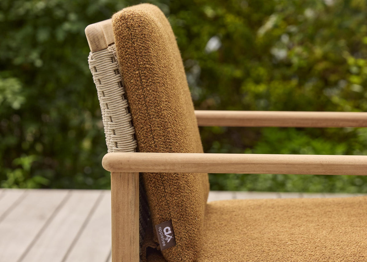 Detail teak armleuning en wicker van de Apple Bee Jamila dining tuinstoel