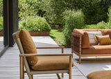 Apple Bee Jamila loungestoel teak met Amber kussen in de tuin
