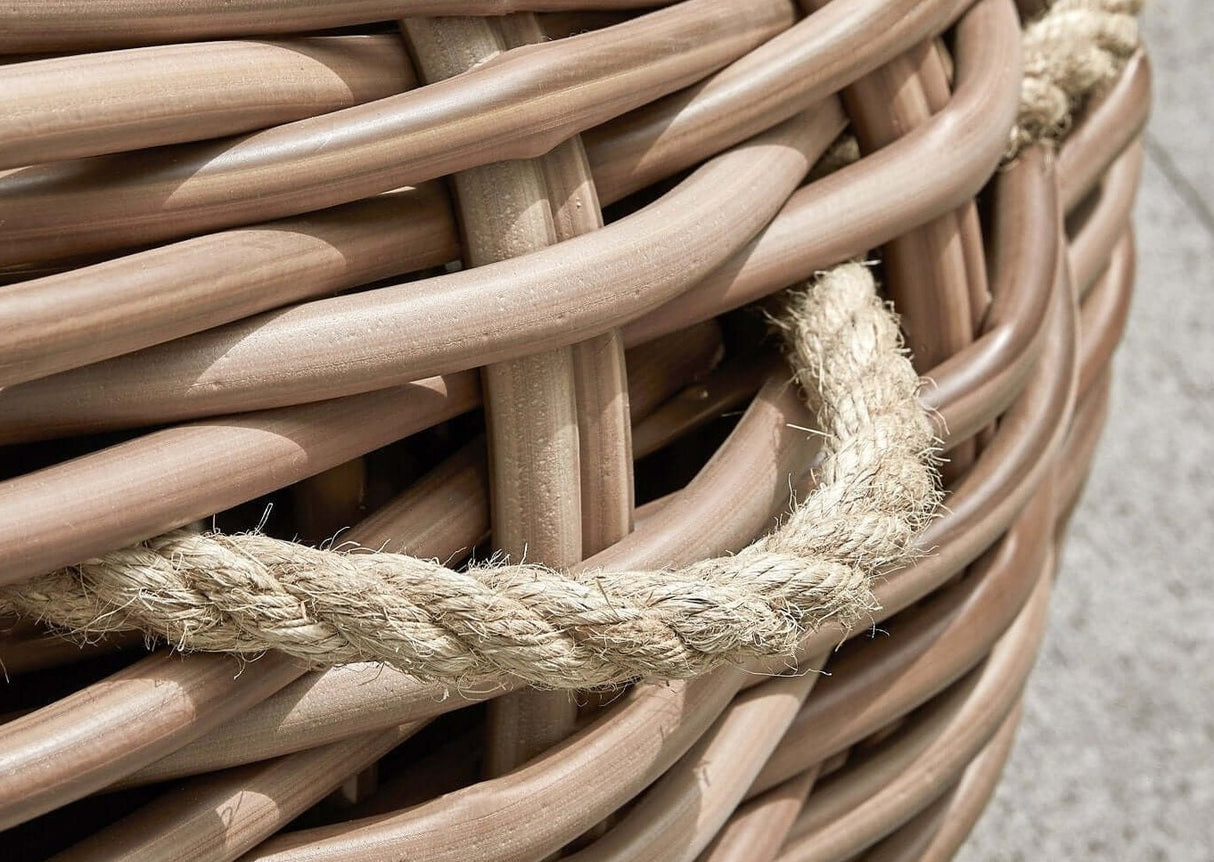 Detailfoto die het ingewikkelde vlechtwerk van de Apple Bee Cocoon loungeset toont.