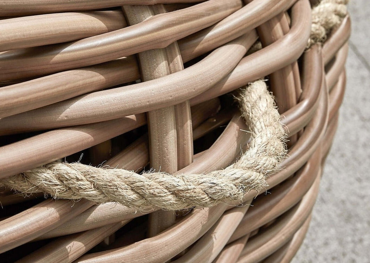 Detailfoto die het ingewikkelde vlechtwerk van de Apple Bee Cocoon loungeset toont.