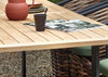 Sfeerfoto van het tafelblad van de Apple Bee Condor Dining Tuintafel, het middelpunt van elke buiten eetruimte.