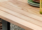 Detailfoto van het tafelblad van de Apple Bee Condor Dining Tuintafel, met aandacht voor de kwalitatieve afwerking en het duurzame materiaal